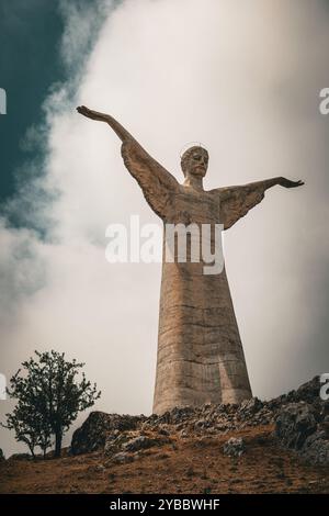 Der Christus von Maratea ist eine gut 21 Meter hohe Christus-Statue in Maratea in der Provinz Potenza in Italien. Banque D'Images