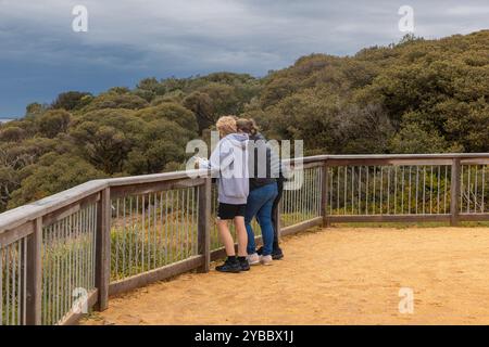 Trois personnes observant la vue depuis un belvédère à Barwon Heads Banque D'Images