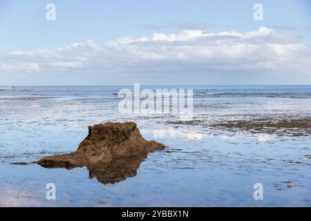 Formation rocheuse et ciel reflétant dans les eaux peu profondes à Barwon Heads Banque D'Images