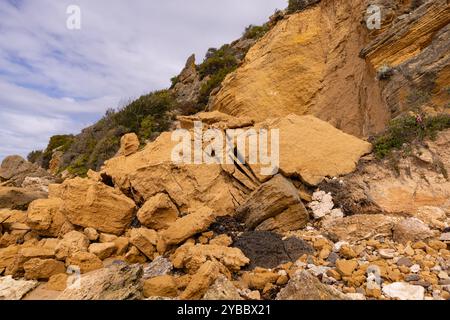 Grands rochers rocheux sur la plage de Barwon Heads érosion géologique Banque D'Images