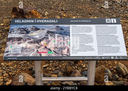 Panneau d'information dans la zone géothermique de Hveradalir, Kerlingarfjöll, hauts plateaux islandais, Islande Banque D'Images