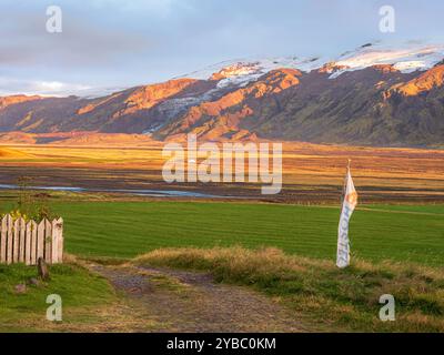 Lumière chaude au coucher du soleil, vue sur les prairies jusqu'au glacier Eyjafjallajökull, vallée de Fljotsdalur, auberge de jeunesse Fljotsdalur, Islande Banque D'Images