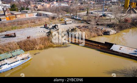 Vue de dessus sur les travailleurs comme ils coupent vieux grand navire, barge, démantèlement du navire en morceaux, découpent le métal rouillé pour l'escarpement, à l'aide d'un chalumeau à acétylène, R Banque D'Images