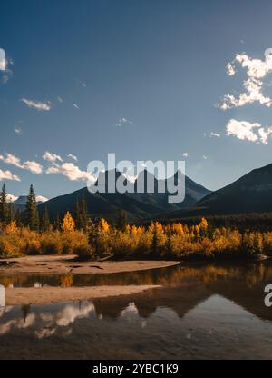 Three Sisters Mountain à Canmore, Alberta, Canada le jour ensoleillé d'automne. Banque D'Images