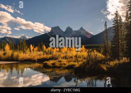 Soleil brille sur la montagne des trois Sœurs à Canmore, AB le jour d'automne. Banque D'Images