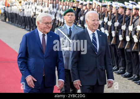 GER, Berlin, Ankunft und Begruessung des amerikanischen Praesidenten und militaerische Ehren, Joseph R. Biden Jr., BEI Bundespraesidenten Frank Walter Steinmeier, Am Schloss Bellevue - Berlin, 18.10.2024, *** GER, Berlin, arrivée et honneurs militaires, Joseph R Biden Jr, au Président allemand Frank Walter Steinmeier, au Palais Bellevue Berlin, 18.2024, Copyright : Uwch Banque D'Images