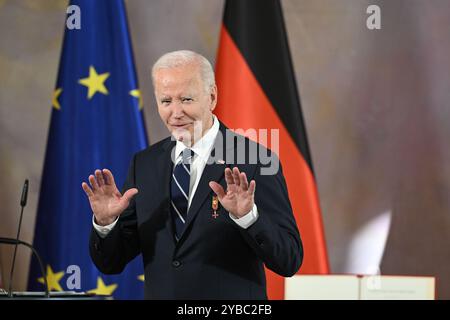 Berlin, Allemagne. 18 octobre 2024. Le président AMÉRICAIN Joe Biden fait un geste après la cérémonie de remise des prix par le président fédéral Steinmeier au Palais Bellevue à Berlin. Crédit : Soeren Stache/dpa/Alamy Live News Banque D'Images