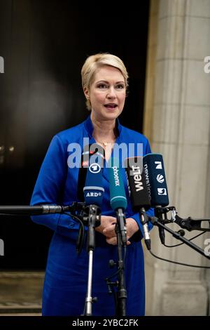 Berlin, Allemagne. 18 octobre 2024. Manuela Schwesig (SPD), ministre-présidente du Schleswig-Holstein, assiste à la réunion du Bundesrat. L'ordre du jour comprend des discussions sur la Loi sur le soulagement de la bureaucratie et d'autres sujets tels que les initiatives de l'État sur les soins et l'avenir de l'industrie automobile. Crédit : Fabian Sommer/dpa/Alamy Live News Banque D'Images