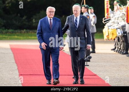 GER, Berlin, Ankunft und Begruessung des amerikanischen Praesidenten und militaerische Ehren, Joseph R. Biden Jr., BEI Bundespraesidenten Frank Walter Steinmeier, Am Schloss Bellevue - Berlin, 18.10.2024, *** GER, Berlin, arrivée et honneurs militaires, Joseph R Biden Jr, au Président allemand Frank Walter Steinmeier, au Palais Bellevue Berlin, 18.2024, Copyright : Uwch Banque D'Images