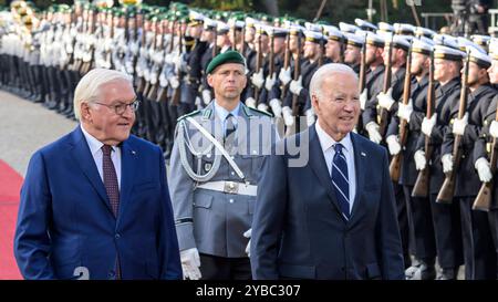 GER, Berlin, Ankunft und Begruessung des amerikanischen Praesidenten und militaerische Ehren, Joseph R. Biden Jr., BEI Bundespraesidenten Frank Walter Steinmeier, Am Schloss Bellevue - Berlin, 18.10.2024, *** GER, Berlin, arrivée et honneurs militaires, Joseph R Biden Jr, au Président allemand Frank Walter Steinmeier, au Palais Bellevue Berlin, 18.2024, Copyright : Uwch Banque D'Images