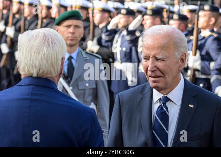 GER, Berlin, Ankunft und Begruessung des amerikanischen Praesidenten und militaerische Ehren, Joseph R. Biden Jr., BEI Bundespraesidenten Frank Walter Steinmeier, Am Schloss Bellevue - Berlin, 18.10.2024, *** GER, Berlin, arrivée et honneurs militaires, Joseph R Biden Jr, au Président allemand Frank Walter Steinmeier, au Palais Bellevue Berlin, 18.2024, Copyright : Uwch Banque D'Images