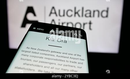 Téléphone portable avec le site Web de la société Auckland International Airport Limited sur l'écran devant le logo. Concentrez-vous sur le coin supérieur gauche de l'écran du téléphone. Banque D'Images