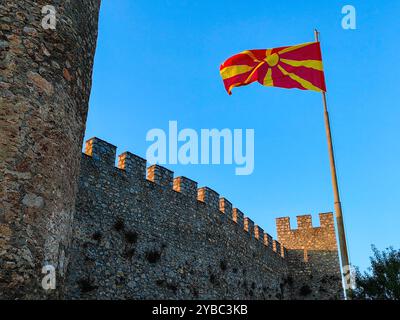 Drapeau macédonien agitant au-dessus de la forteresse de Samoil à Ohrid : une journée ensoleillée contre un ciel bleu clair Banque D'Images