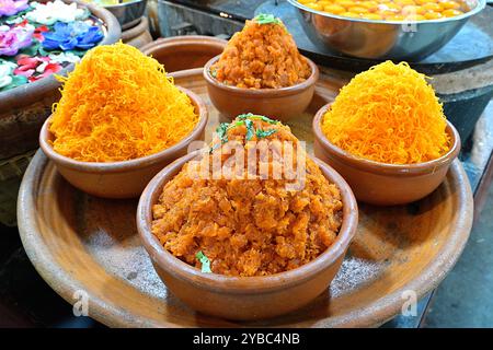 Un string (fil de jaune d'oeuf doré) et des desserts à base de viande sucrée en vente sur un stand alimentaire en plein air en Thaïlande Banque D'Images