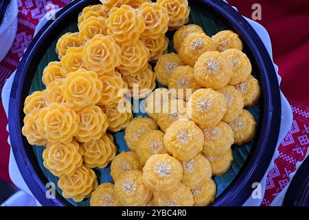 Fait de jaune d'œuf, de farine de blé et de lait de coco, décoré de flocons de feuilles d'or, Thong ek est considéré comme la reine de tous les desserts thaïlandais de bon augure Banque D'Images