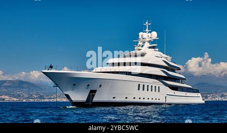 95m Lurssen superyacht Madsummer à l'ancre au large d'Antibes dans la Méditerranée. Banque D'Images