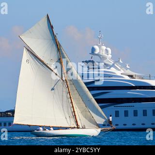 Yacht à voile classique EVA avec le superyacht, Madsummer derrière. Banque D'Images