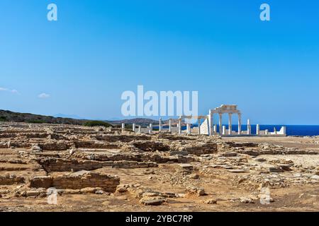 Les ruines antiques du sanctuaire d'Apollon sur l'île de Despotiko, en Grèce, présentent de magnifiques colonnes de marbre et des murs de pierre Banque D'Images