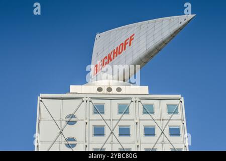 Kant-Dreieck, KapHag-Hochhaus mit Windsegel von Josef Paul Kleihues, Kantstraße, Charlottenburg, Charlottenburg-Wilmersdorf, Berlin, Deutschland *** Kant Dreieck, bâtiment de grande hauteur KapHag avec voile de Josef Paul Kleihues, Kantstraße, Charlottenburg, Charlottenburg Wilmersdorf, Berlin, Allemagne Banque D'Images