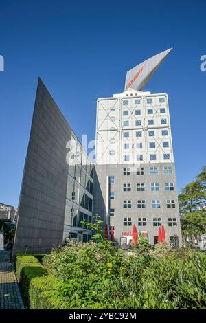 Kant-Dreieck, KapHag-Hochhaus mit Windsegel von Josef Paul Kleihues, Kantstraße, Charlottenburg, Charlottenburg-Wilmersdorf, Berlin, Deutschland *** Kant Dreieck, bâtiment de grande hauteur KapHag avec voile de Josef Paul Kleihues, Kantstraße, Charlottenburg, Charlottenburg Wilmersdorf, Berlin, Allemagne Banque D'Images