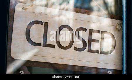 Close-up homme serveur vendeur tournant l'enseigne de fermé à ouvert sur la porte vitrée propriétaire de restaurant homme vendeur Manager ouvre un café magasin homme d'affaires Banque D'Images