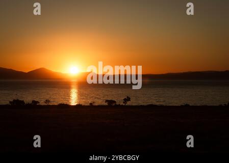 Coucher de soleil sur la chaîne de montagnes près du lac Taupo, Île du Nord, Nouvelle-Zélande : Mont Tauhara. Banque D'Images