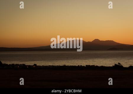 Coucher de soleil sur la chaîne de montagnes près du lac Taupo, Île du Nord, Nouvelle-Zélande : Mont Tauhara. Banque D'Images