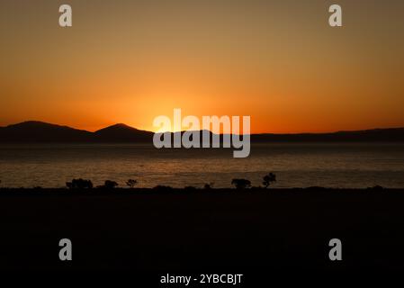 Coucher de soleil sur la chaîne de montagnes près du lac Taupo, Île du Nord, Nouvelle-Zélande : Mont Tauhara. Banque D'Images