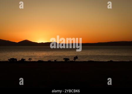 Coucher de soleil sur la chaîne de montagnes près du lac Taupo, Île du Nord, Nouvelle-Zélande : Mont Tauhara. Banque D'Images