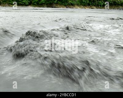 Inondation d'eau sur la rivière après de fortes pluies Banque D'Images