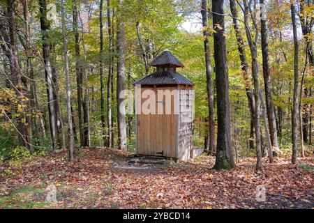 Une terrasse dans les bois à la ferme Stone Martin dans la banlieue de New Platz, New York à l'automne 2024. Banque D'Images