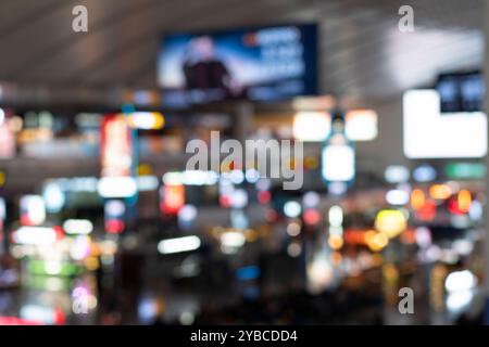 Arrière-plan flou. Enregistrement au départ du terminal à l'aéroport avec feux bokeh. Voyageur au terminal de l'aéroport arrière-plan flou. Banque D'Images