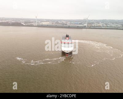 Un grand ferry rouge et blanc navigue sur la rivière mersey, approchant des quais de liverpool Banque D'Images