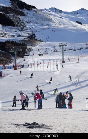 Les Menuires - 11 mars 2024 : les skieurs et snowboarders se rassemblent dans la station de ski les Menuires le matin, les trois Vallées, les montagnes alpines françaises Banque D'Images