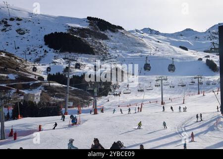 Les Menuires - 11 mars 2024 : les skieurs et snowboarders se rassemblent dans la station de ski les Menuires le matin, les trois Vallées, les montagnes alpines françaises Banque D'Images