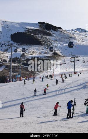 Les Menuires - 11 mars 2024 : les skieurs et snowboarders se rassemblent dans la station de ski les Menuires le matin, les trois Vallées, les montagnes alpines françaises Banque D'Images