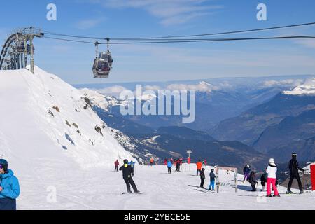 Méribel, France - 13 mars 2024 : skieurs et snowboarders dans la station de ski de Méribel en France. Vue depuis le sommet du Mont Vallon surplombant les trois vallées Banque D'Images