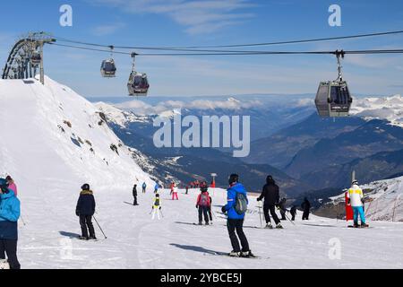 Méribel, France - 13 mars 2024 : skieurs et snowboarders dans la station de ski de Méribel en France. Vue depuis le sommet du Mont Vallon surplombant les trois vallées Banque D'Images