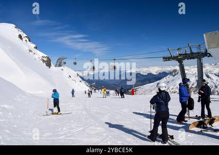 Méribel, France - 13 mars 2024 : skieurs et snowboarders dans la station de ski de Méribel en France. Vue depuis le sommet du Mont Vallon surplombant les trois vallées Banque D'Images