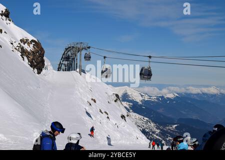 Méribel, France - 13 mars 2024 : skieurs et snowboarders dans la station de ski de Méribel en France. Vue depuis le sommet du Mont Vallon surplombant les trois vallées Banque D'Images