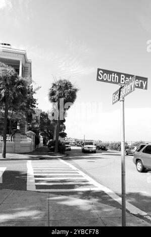 Panneau de rue à l'angle des rues East et South Battery à Charleston, Caroline du Sud, États-Unis, près de Battery Park, également connu sous le nom de White point Gardens. Banque D'Images