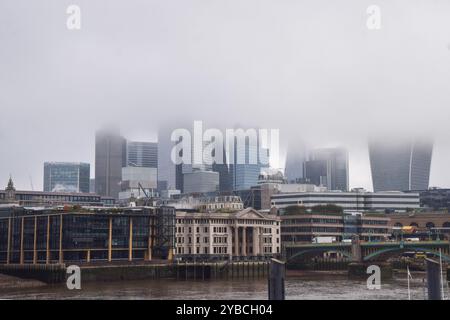 Londres, Royaume-Uni. 18 octobre 2024. Le brouillard descend sur la City de Londres, le quartier financier de la capitale. Crédit : Vuk Valcic/Alamy Live News Banque D'Images