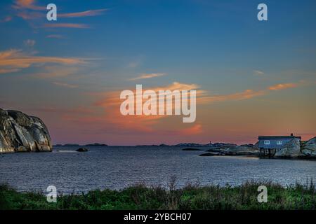 Rêve idyllique dans la rémanence du coucher de soleil. Banque D'Images