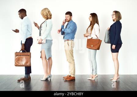 Gens d'affaires, ligne ou salle d'attente avec entrevue pour emploi ou opportunité de carrière sur un fond de mur. Jeunes, groupe ou employés debout dans la rangée pour Banque D'Images