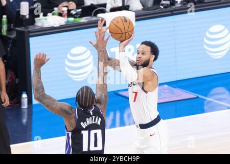 Los Angeles, États-Unis. 17 octobre 2024. Amir Coffey des Los Angeles Clippers et DeMar DeRozan des Sacramento Kings vus en action lors d'un match de basket-ball de pré-saison NBA à Intuit Dome à Inglewood, Californie. Score final ; LA Clippers 113 : 91 Sacramento Kings. Crédit : SOPA images Limited/Alamy Live News Banque D'Images