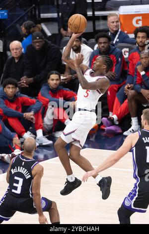 Los Angeles, États-Unis. 17 octobre 2024. Los Angeles Clippers' Bones Hyland (C) vu en action lors d'un match de basket-ball de pré-saison NBA à Intuit Dome à Inglewood, Californie. Score final ; LA Clippers 113 : 91 Sacramento Kings. Crédit : SOPA images Limited/Alamy Live News Banque D'Images