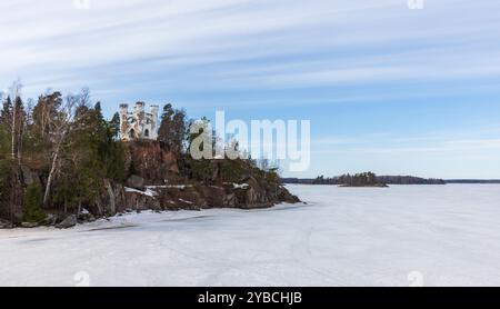 Photographie de paysage avec Chapelle Ludwigsburg placée sur l'île de nécropole rocheuse dans la partie nord du parc mon repos un jour d'hiver Banque D'Images