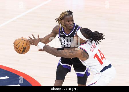 Los Angeles, États-Unis. 17 octobre 2024. Keon Ellis des Sacramento Kings (G) et Terance Mann des Los Angeles Clippers vus en action lors d'un match de basket-ball de pré-saison NBA à Intuit Dome à Inglewood, Californie. Score final ; LA Clippers 113 : 91 Sacramento Kings. (Photo de Ringo Chiu/SOPA images/SIPA USA) crédit : SIPA USA/Alamy Live News Banque D'Images