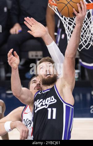 Los Angeles, États-Unis. 17 octobre 2024. Domantas Sabonis des Sacramento Kings (R) et Ivica Zubac des Los Angeles Clippers vus en action lors d'un match de basket-ball de pré-saison NBA à Intuit Dome à Inglewood, Californie. Score final ; LA Clippers 113 : 91 Sacramento Kings. (Photo de Ringo Chiu/SOPA images/SIPA USA) crédit : SIPA USA/Alamy Live News Banque D'Images