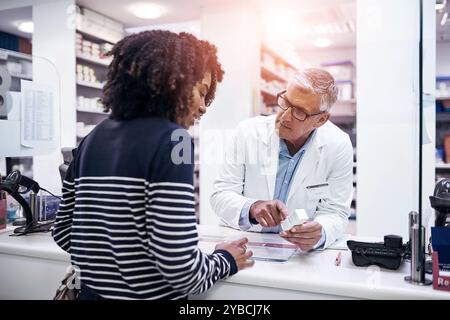 Femme noire shopping, médecine ou pharmacien mature en pharmacie pour la vente au détail des pilules ou des conseils de santé. Confiance, produit ou médecin senior aidant un Banque D'Images